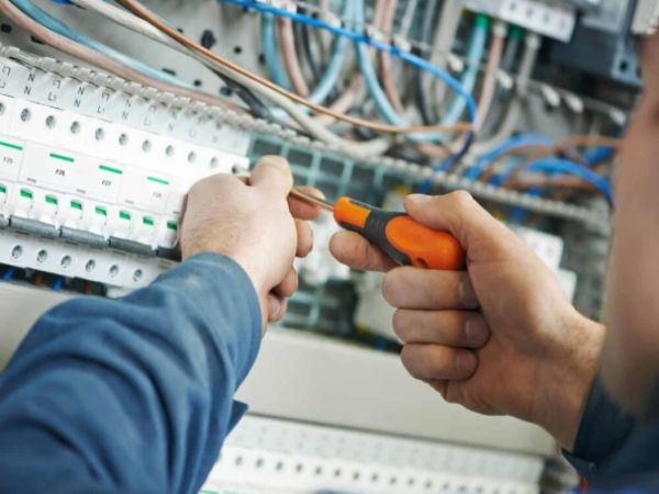 Làm chứng chỉ nghề điện là cơ hội để bạn phát triển sự nghiệp trong lĩnh vực điện và gia tăng thu nhập